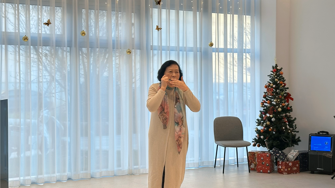 胡阿姨口琴表演.png